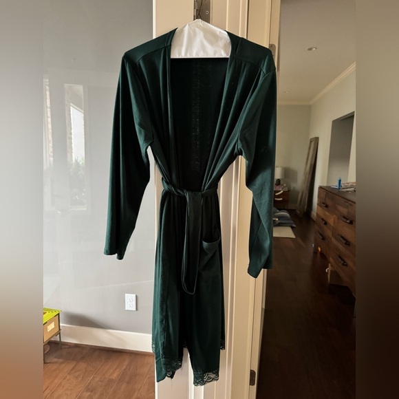 Ekouaer maternity Robe (sold on Amazon) with lace detail, never worn!! - Picture 4 of 4